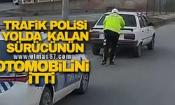 TRAFİK POLİSİ YOLDA KALAN SÜRÜCÜNÜN OTOMOBİLİNİ İTTİ