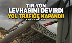 Tır yön levhasını devirdi... Yol trafiğe kapandı!