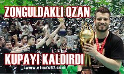 Zonguldaklı Ozan Arifoğlu şampiyonluk kupasını kaldırdı
