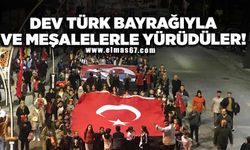 Dev Türk bayrakları ve meşalelerle yürüdüler!