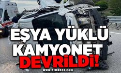 Eşya yüklü kamyonet devrildi