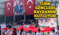 Türk gençleri bayramını kutluyor