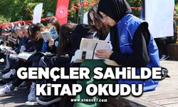 Gençler sahilde kitap okudu