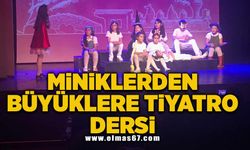 Miniklerden büyüklere tiyatro dersi!