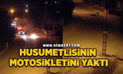 Husumetlisinin motosikletini yolun ortasında yaktı