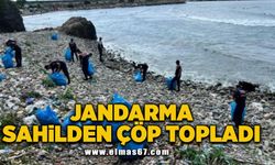 Jandarma sahilden çöp topladı