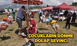 Çocuklar dönme dolabıyla eğlendi