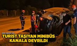 Turistleri gezdiren minibüs kanala devrildi: 1 yaralı