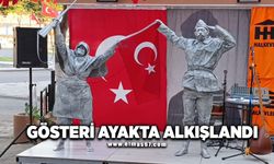 Gösteri ayakta alkışlandı!