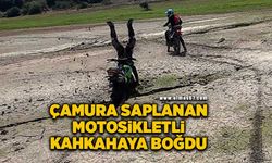 Çamura saplanan motosikletli kahkahaya boğdu