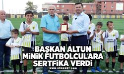 Başkan Altun minik futbolculara sertifika verdi