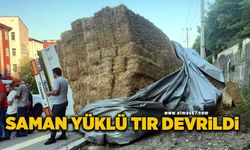 Kavşağa hızlı giren saman yüklü tır devrildi