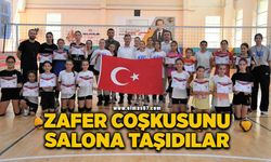 Zafer coşkusunu salona taşıdılar