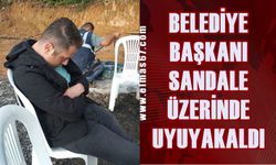 Belediye başkanı sandalye üzerinde uyuyakaldı!