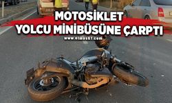 Motosiklet yolcu minibüsüne çarptı: 1 yaralı