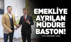 Emekliye ayrılan müdüre baston!