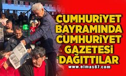 Cumhuriyet Bayramı'nda Cumhuriyet Gazetesi dağıttılar!