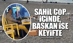 Sahil çöp içinde, başkan ise keyifte!