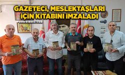 Gazeteci, meslektaşları için kitabını imzaladı