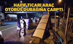 Hafif ticari araç otobüs durağına çarptı