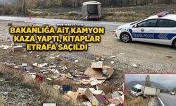 Bakanlığa ait kamyon kaza yaptı, kitaplar etrafa saçıldı