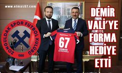 Zonguldakspor yönetimi Vali'ye forma hediye etti