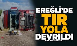 EREĞLİ'DE TIR YOLA DEVRİLDİ: 1 YARALI