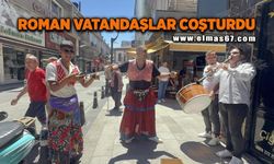 Roman vatandaşların müzikli eğlencesi renkli görüntülere sahne oldu