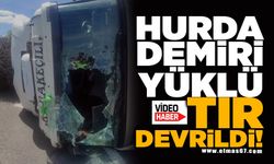 Hurda demiri yüklü tır devrildi