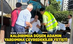 Kaldırımda düşen yaşlı vatandaşa çevredekiler yetişti