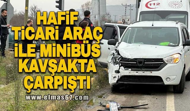 Hafif ticari araç ile minibüs kavşakta çarpıştı