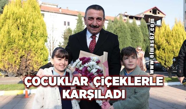 Çocuklar çiçeklerle karşıladı