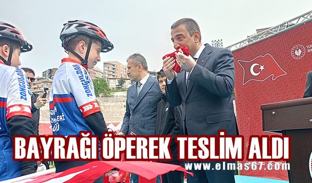 Osman Hacıbektaşoğlu Türk Bayrağı’nı öperek teslim aldı