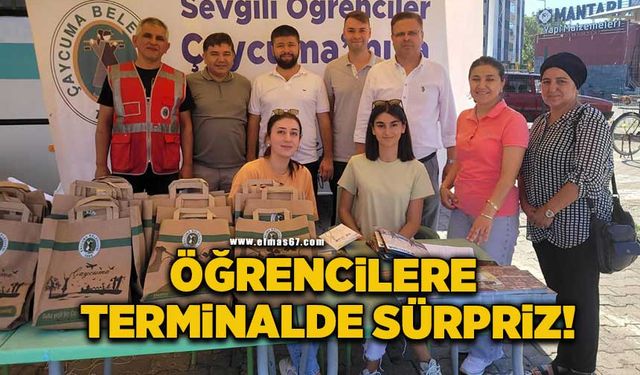 Belediye görevlileri öğrencileri terminalde karşılıyorlar