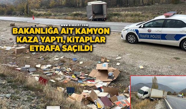 Bakanlığa ait kamyon kaza yaptı, kitaplar etrafa saçıldı