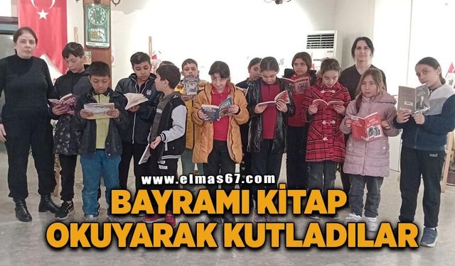Bayramı kitap okuyarak kutladılar