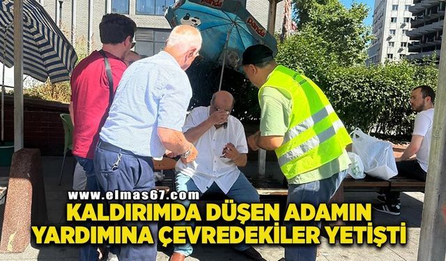 Kaldırımda düşen yaşlı vatandaşa çevredekiler yetişti