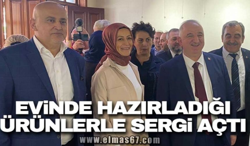Evinde hazırladığı ürünlerle sergi açtı