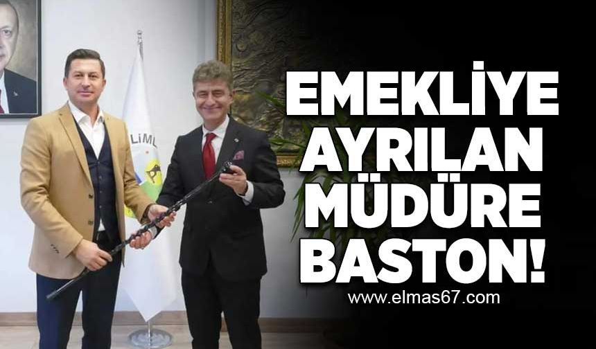 Emekliye ayrılan müdüre baston!