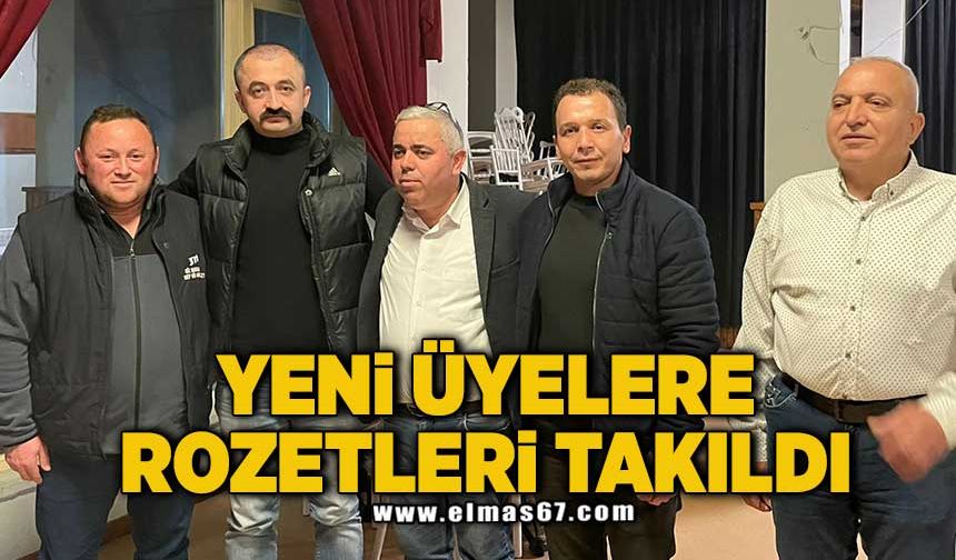 Yeni üyelere rozetleri takıldı