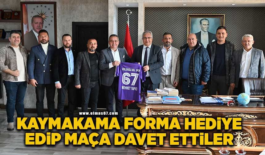 Kaymakama forma hediye edip maça davet ettiler