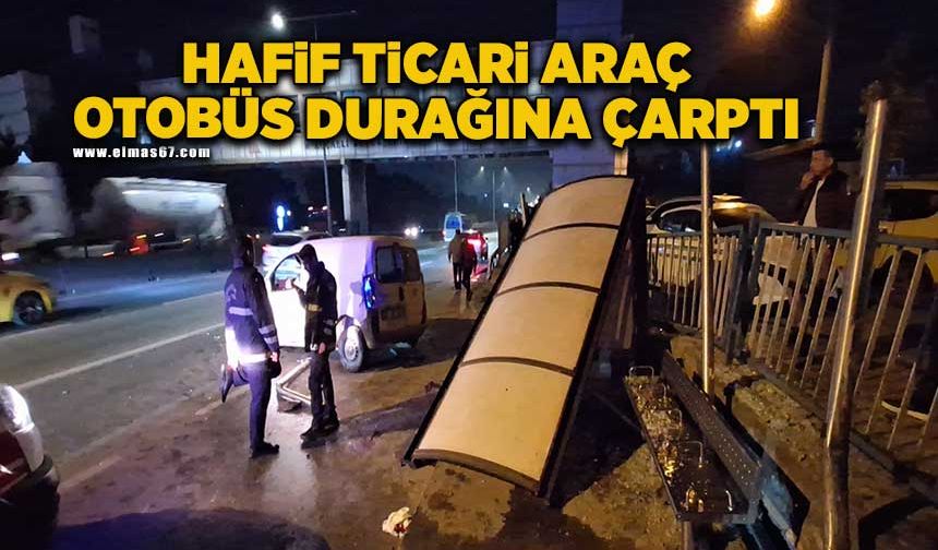 Hafif ticari araç otobüs durağına çarptı