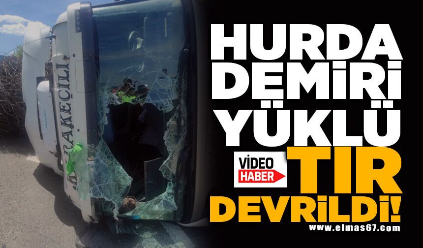 Hurda demiri yüklü tır devrildi
