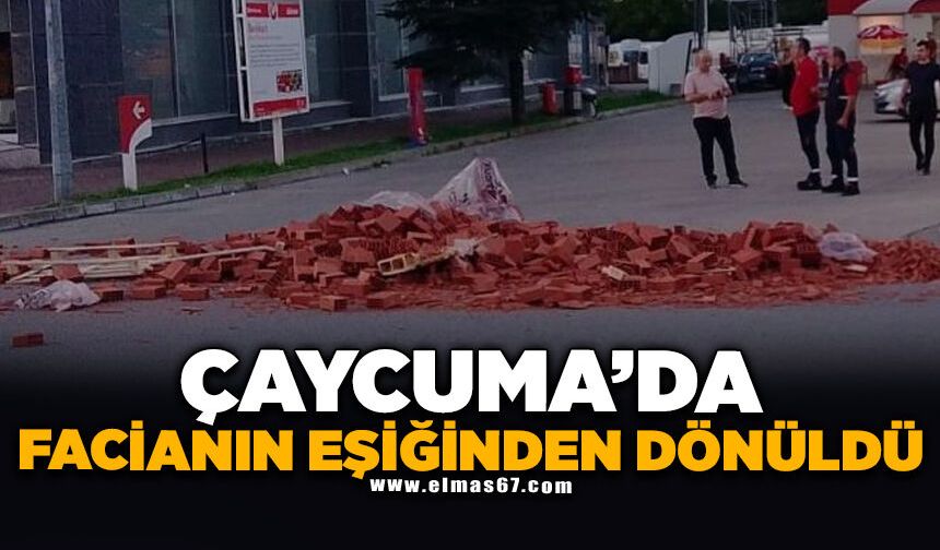 Çaycuma'da hareket halindeki tırdan yola tuğlalar saçıldı