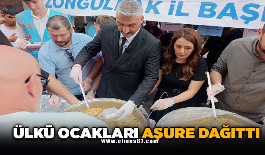 Ülkü Ocakları aşure dağıttı